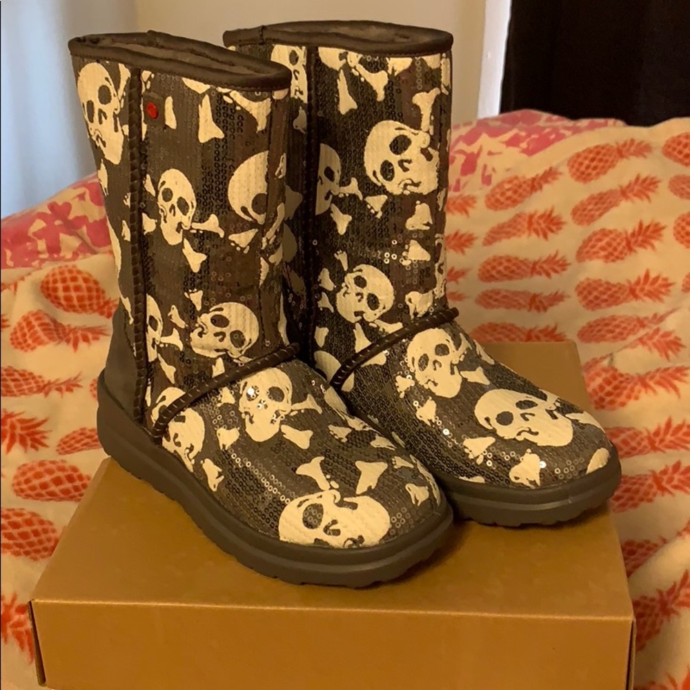 UGG short gray sequin boots with white skulls